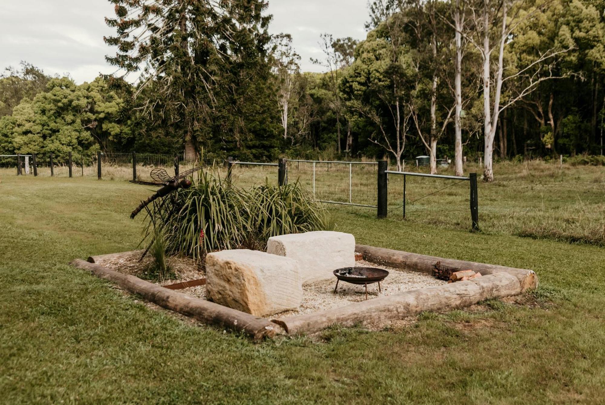 Contained In Nimbin Accommodation Esterno foto